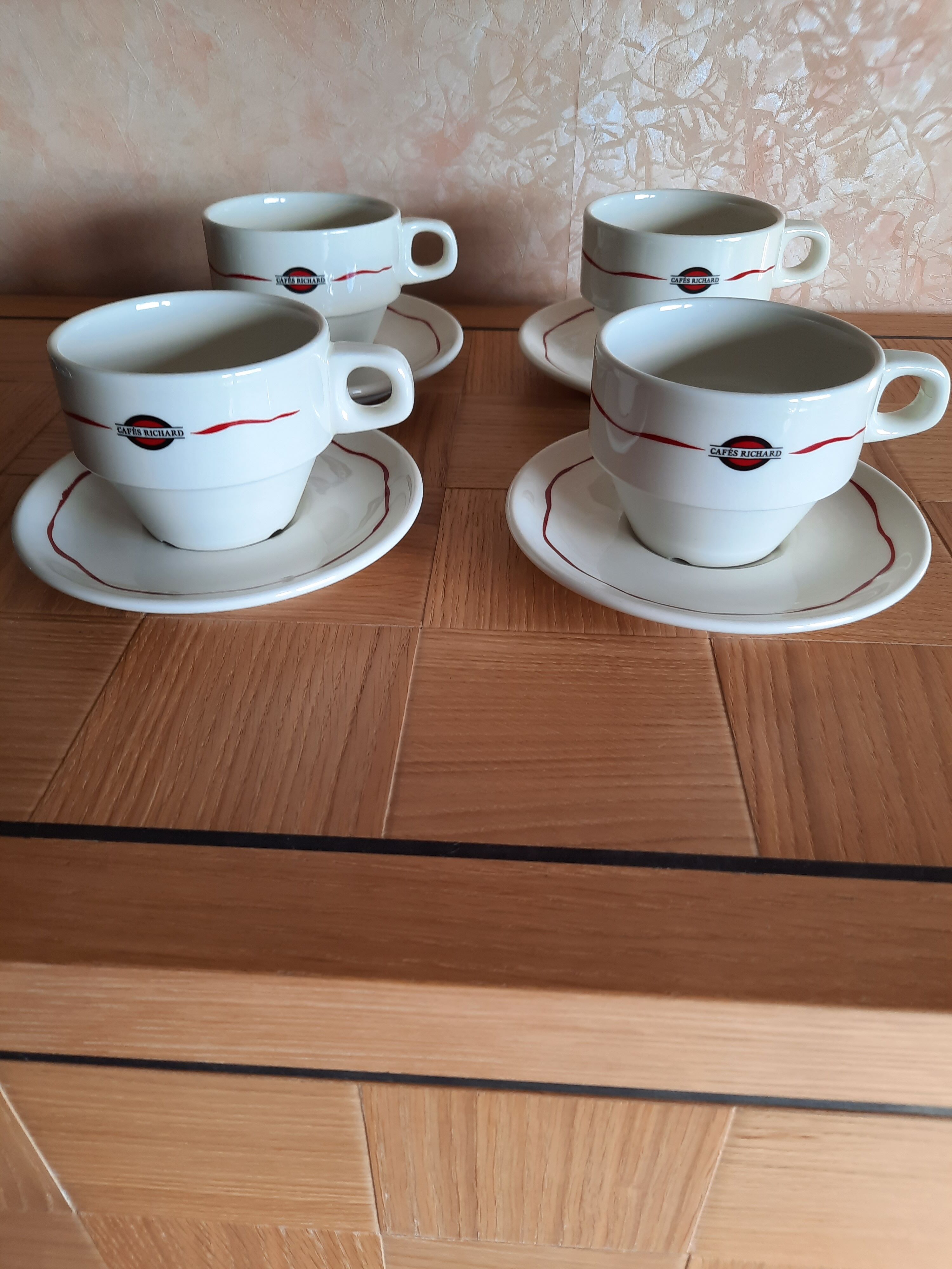 4 tasses de bar