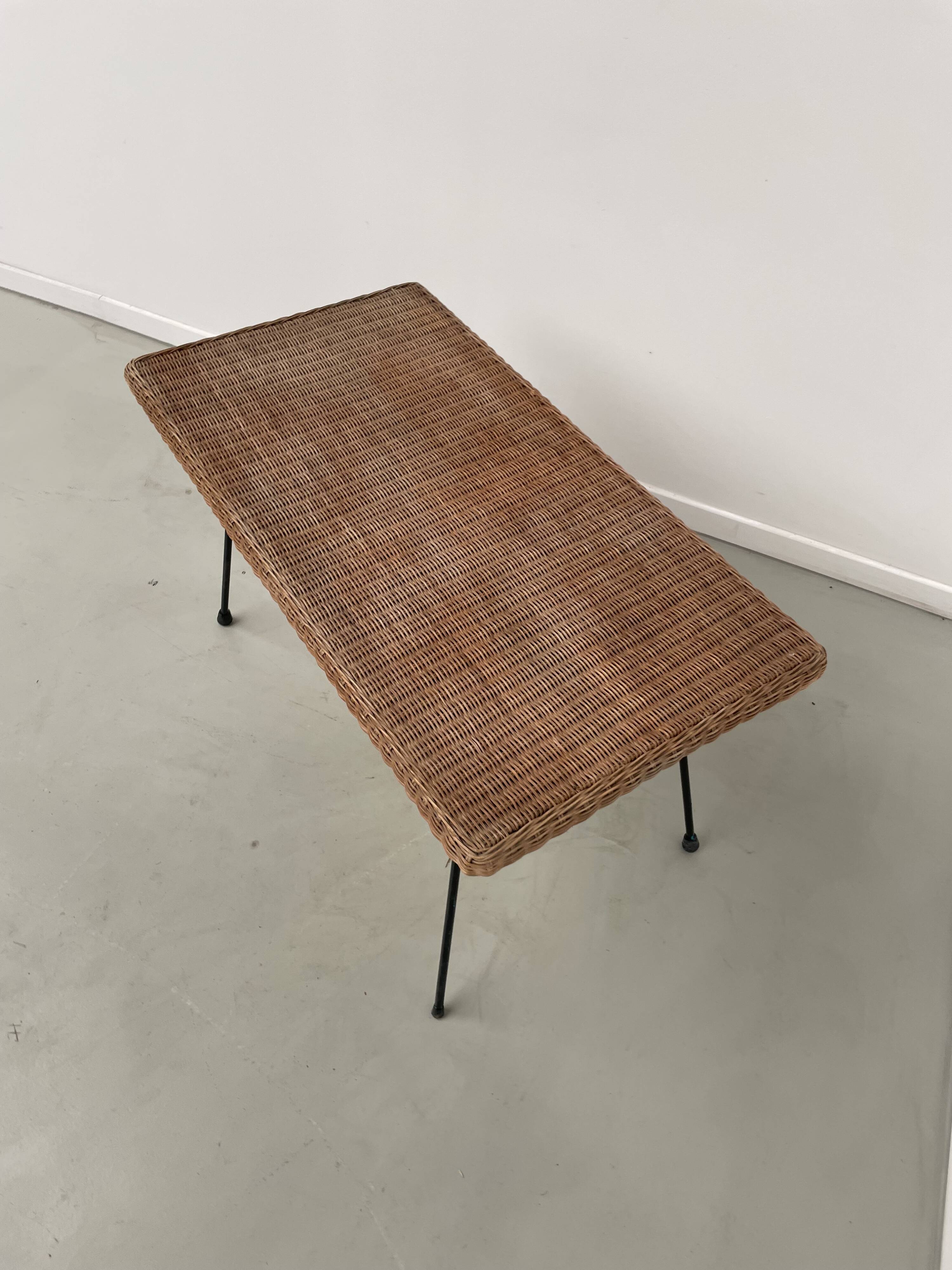Table basse osier tressé et métal 1960