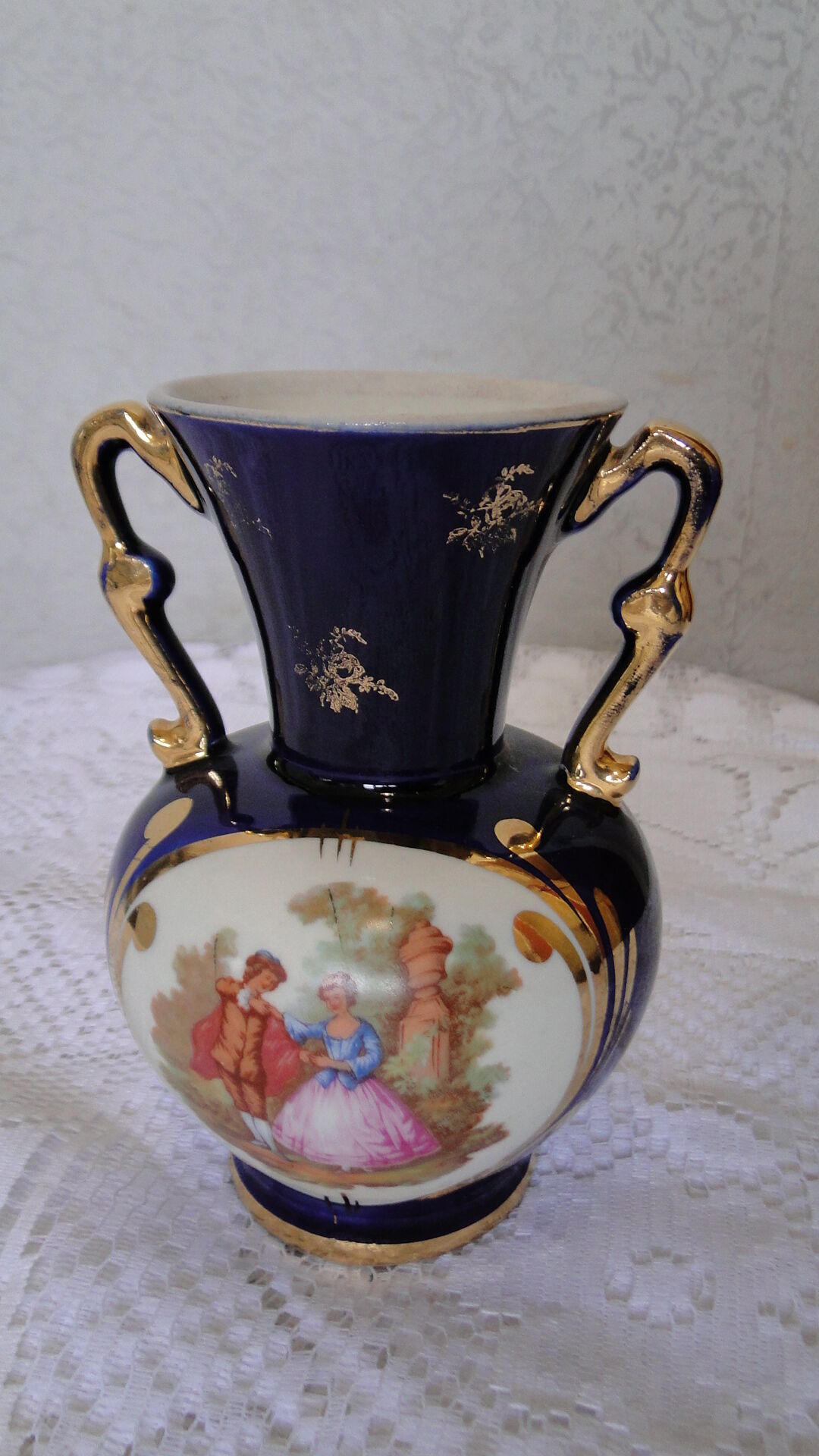 Vase porcelaine revol objet de vitrine décor romantique fond bleu anses dorées