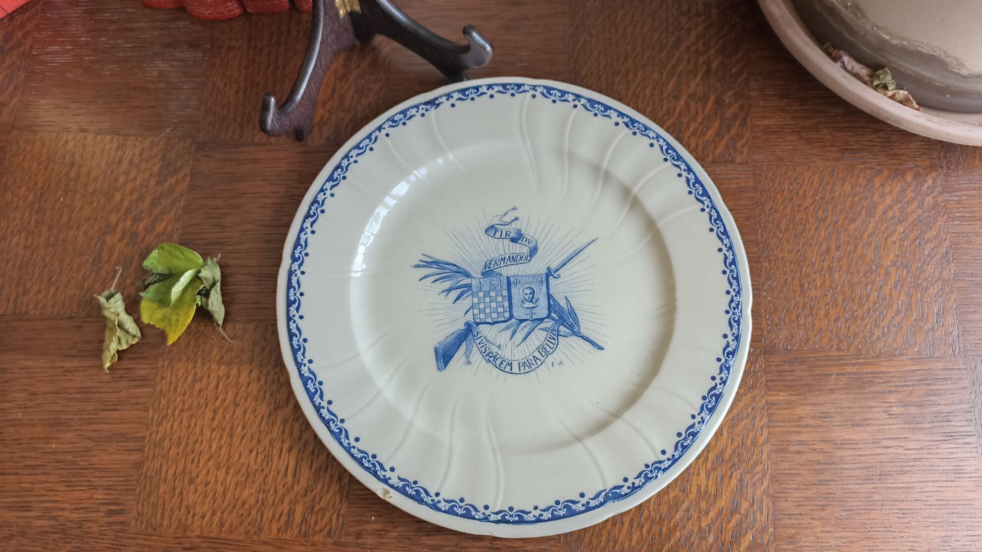 Gien plate in ivory iron - Saint-Quentin - WWI
