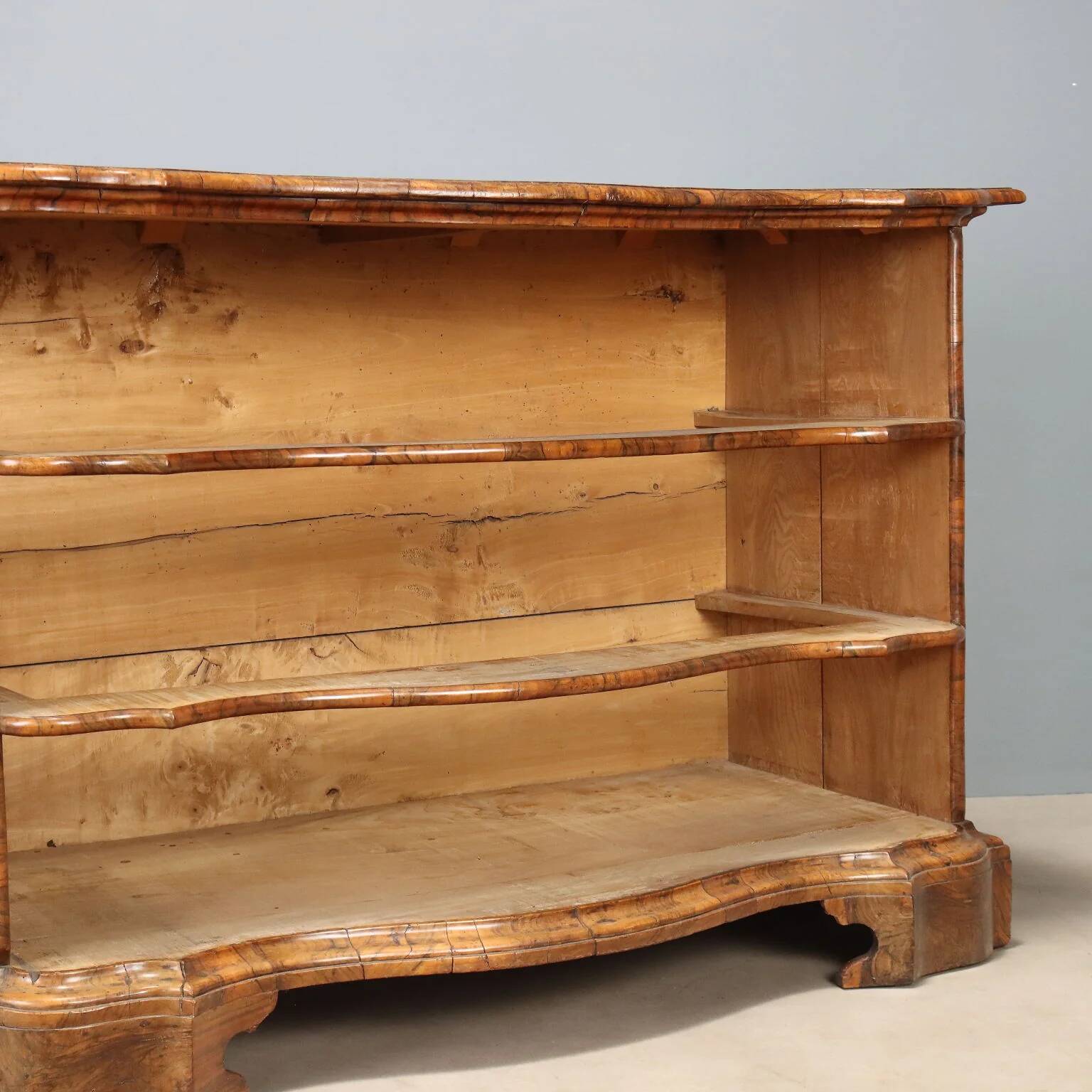 Canterano baroque en noyer et loupe de noyer