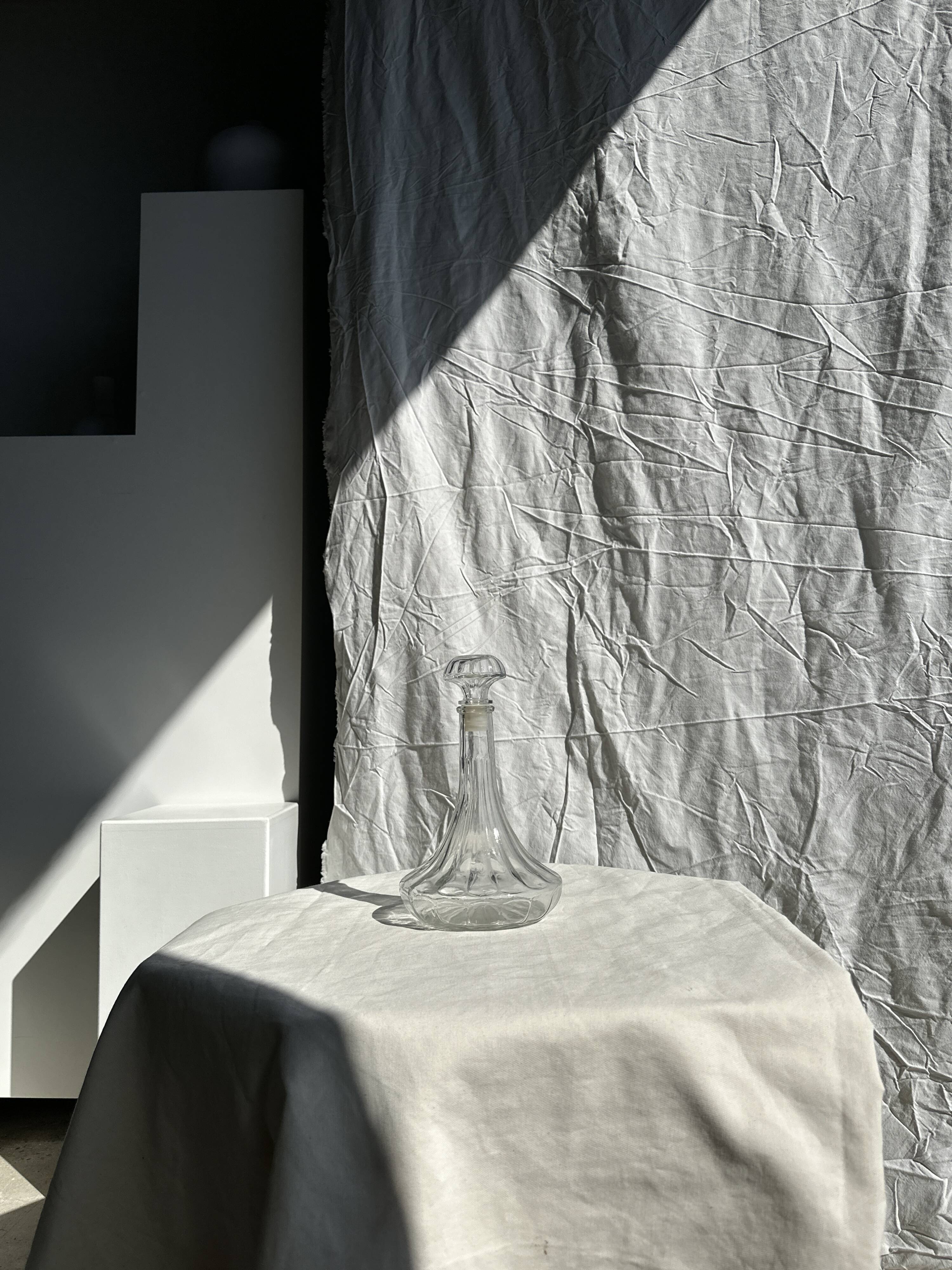 Large glass carafe with ribbed stopper H25