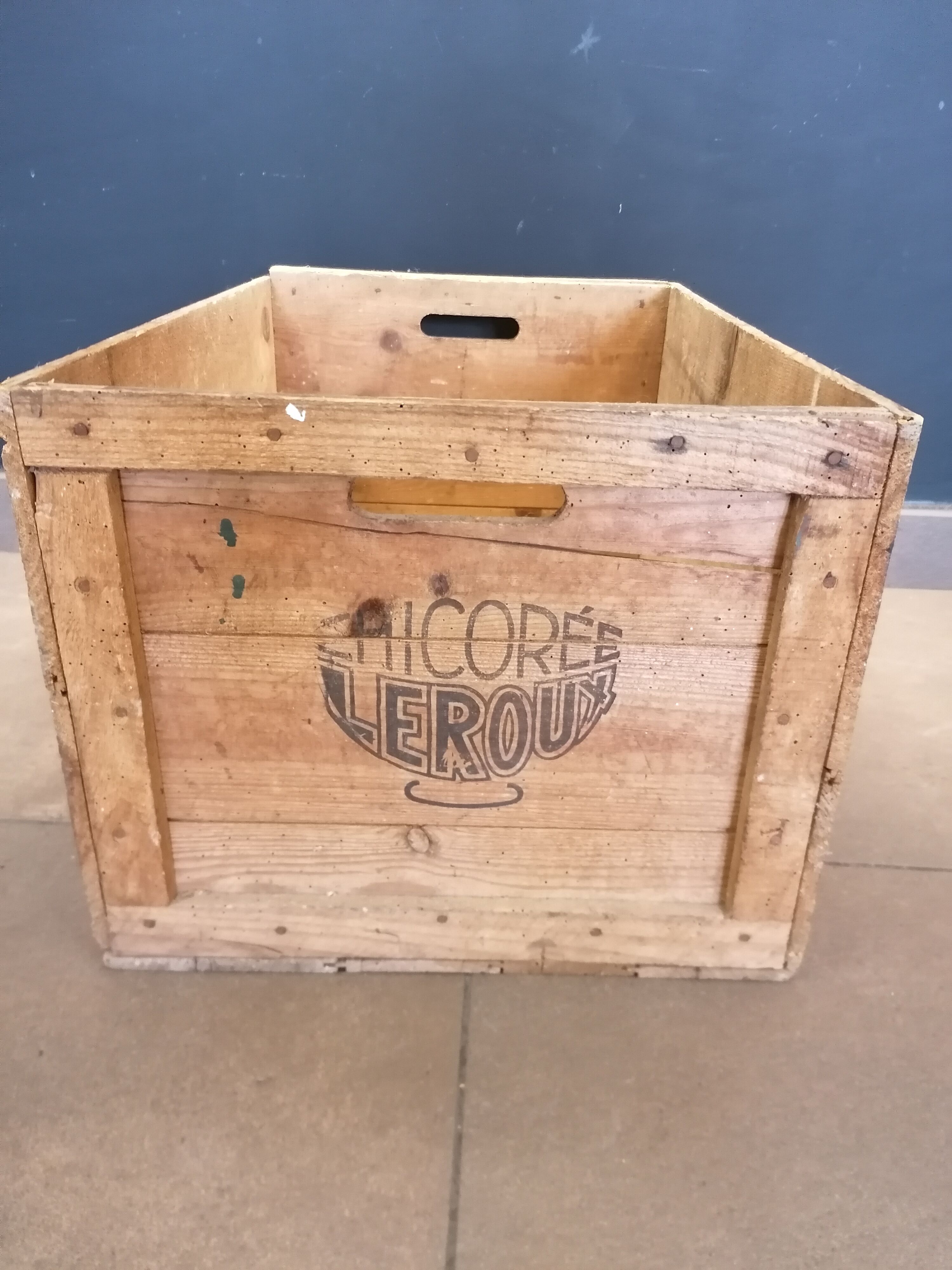 Large old wooden crate Chicorée Leroux