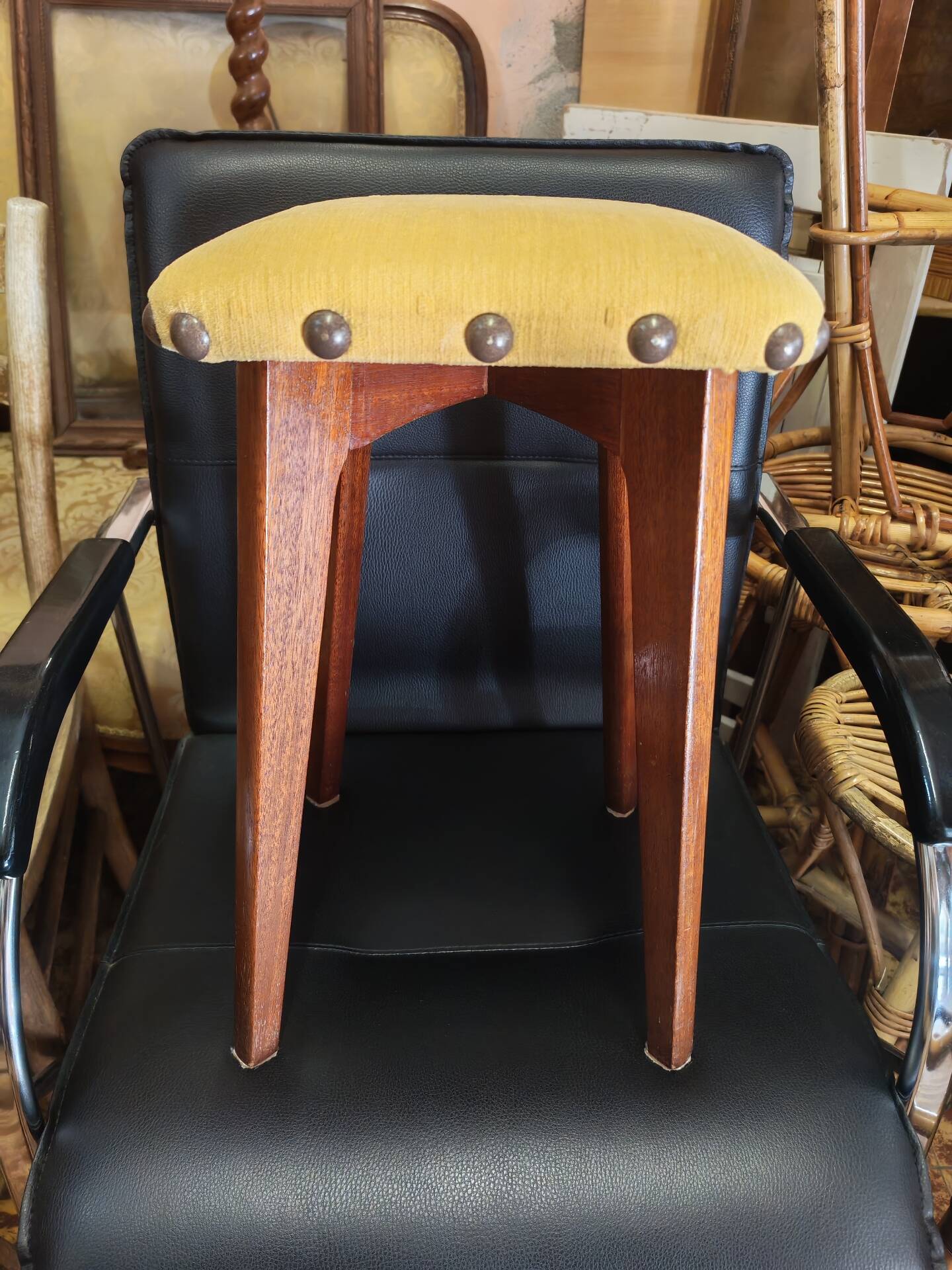 Petit tabouret en bois et tapisserie