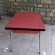 Table de cuisine vintage en formica framboise – 2 tiroirs & 2 rallonges – a