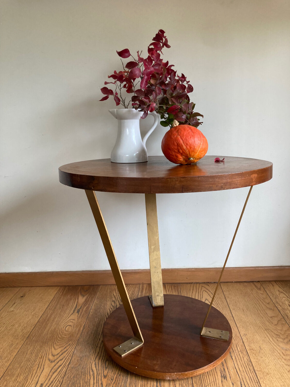 Round pedestal table