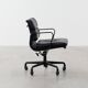 Chaise de bureau Eames EA435 Management Soft Pad entièrement noire par Herman Miller