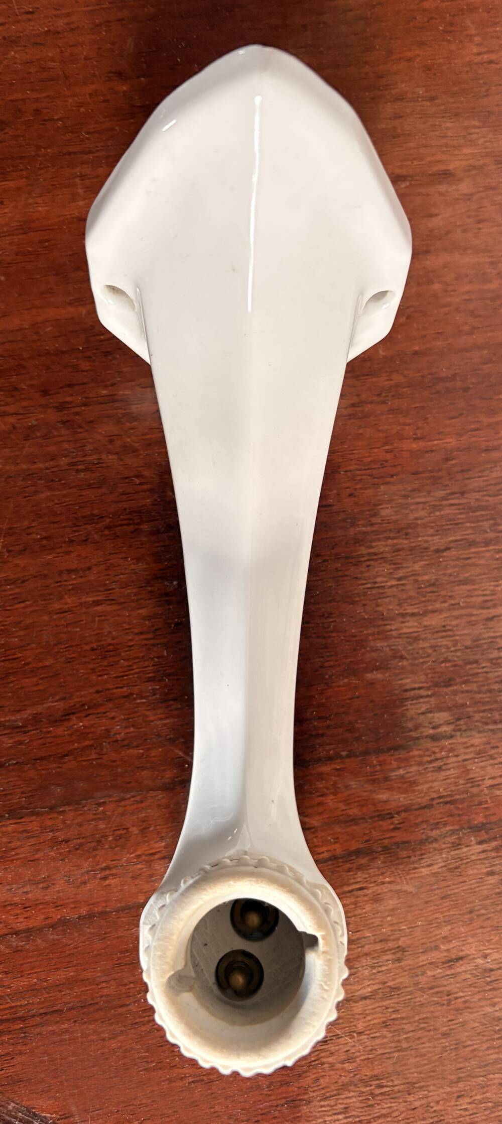 Vintage wall lamp in white porcelain – Utility elegance in the cart.