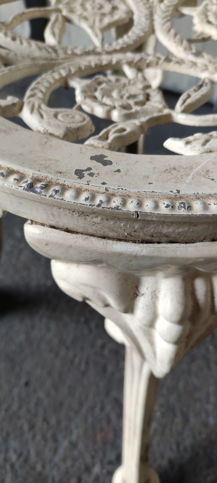 Pair of outdoor chairs in cast aluminum floral decoration