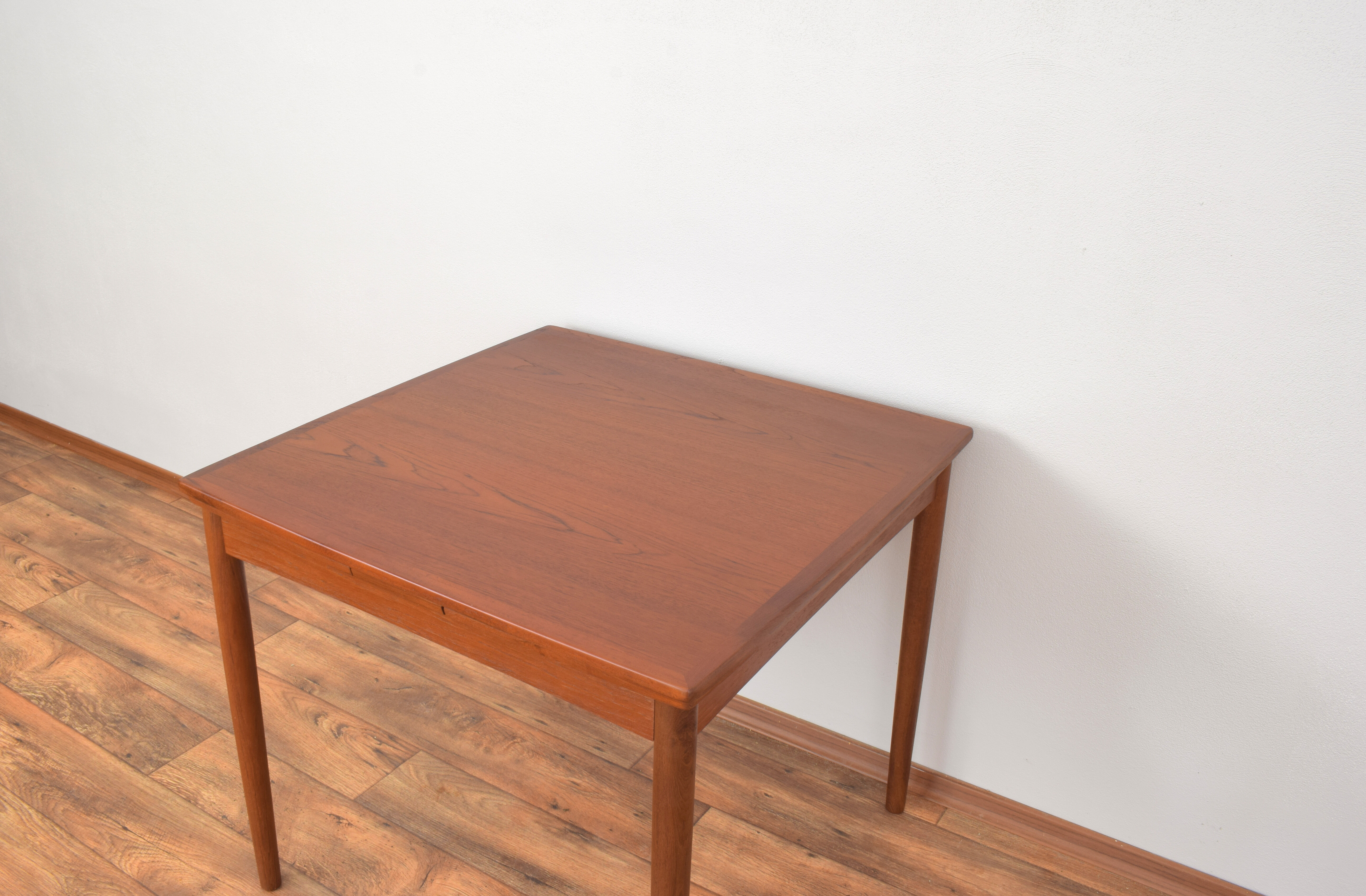 Mid-Century Danish Teak Extendable Dining Table from Hundevad & Co., 1960s.