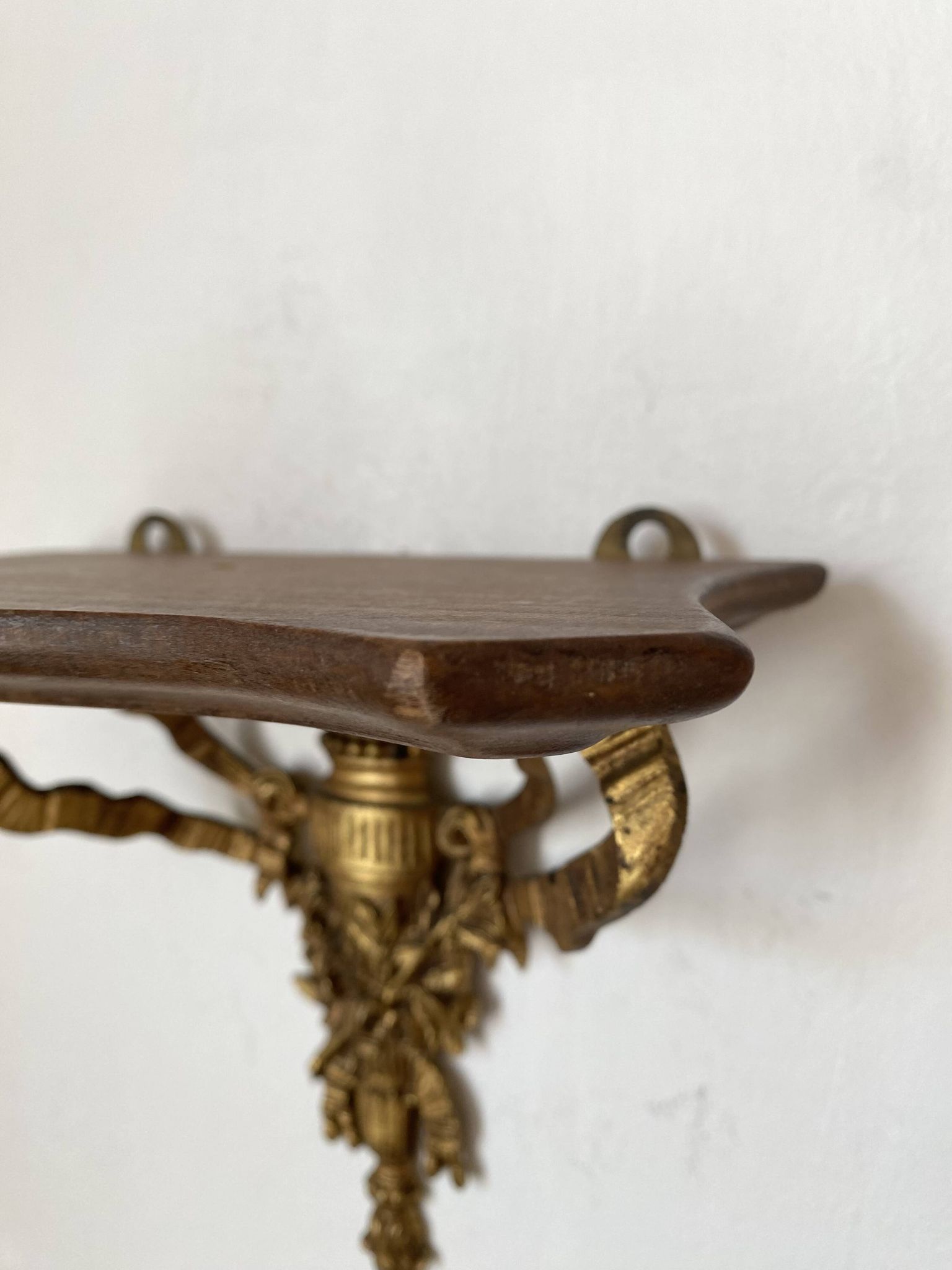 Étagère baroque en bois et bronze à décor de ruban