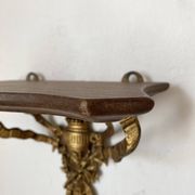 Étagère baroque en bois et bronze à décor de ruban