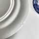 Set de 8 assiettes plates en faïence bleue, décor floral et oiseaux, XXe