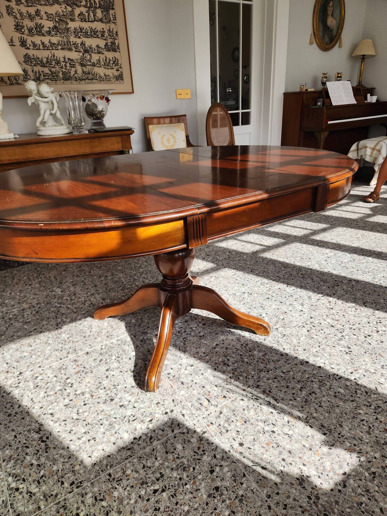 Round table with central leg 110cm extendable to 210cm