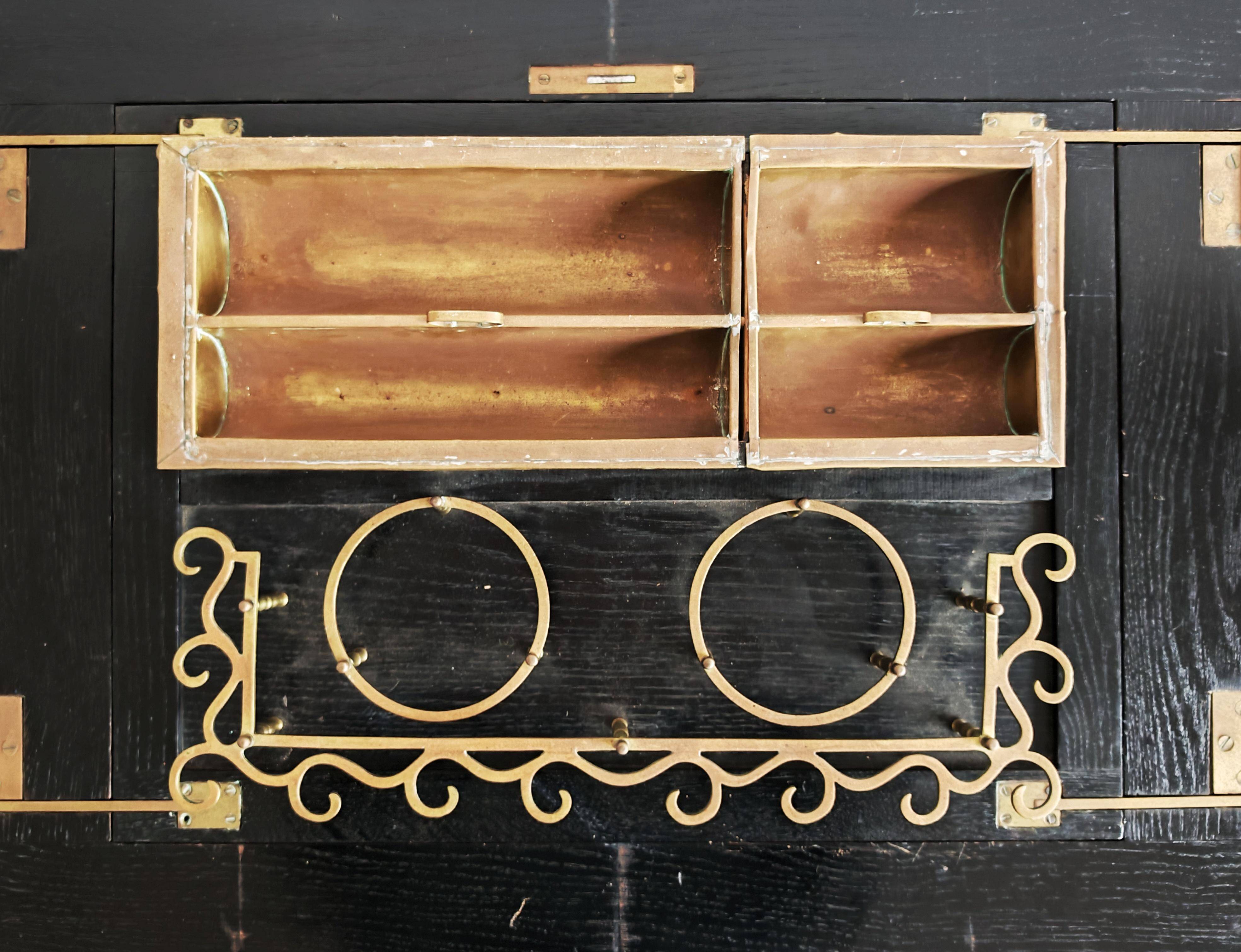 Cabinet de bar Sécession de Vienne en chêne noirci et laiton 1910
