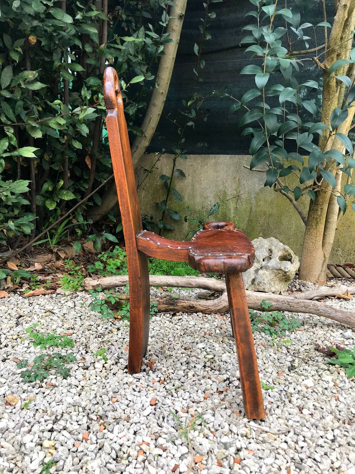 Chaise vintage tripode en bois et cuir années 60