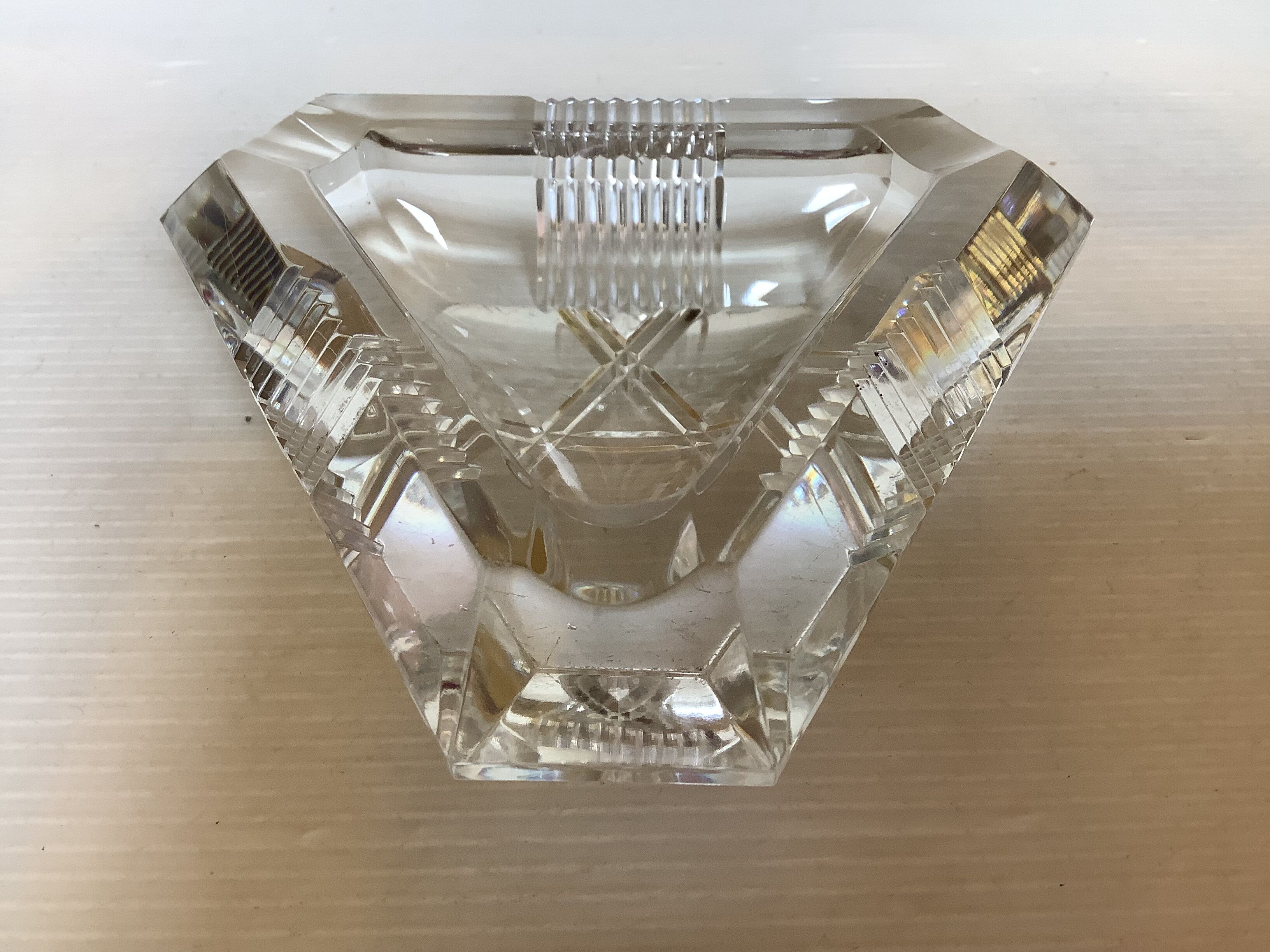 Triangular ashtray and pocket tray