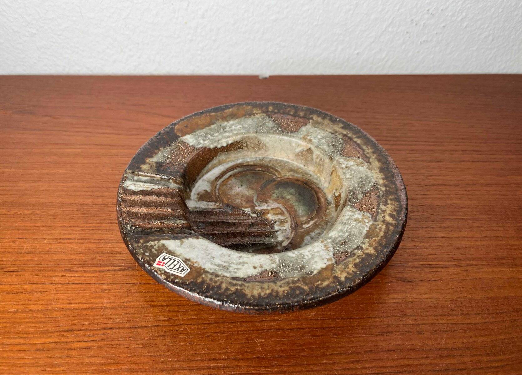 Bowl in studio pottery from mid-century Danish by Aksel Larsen for Axella, 1960s.