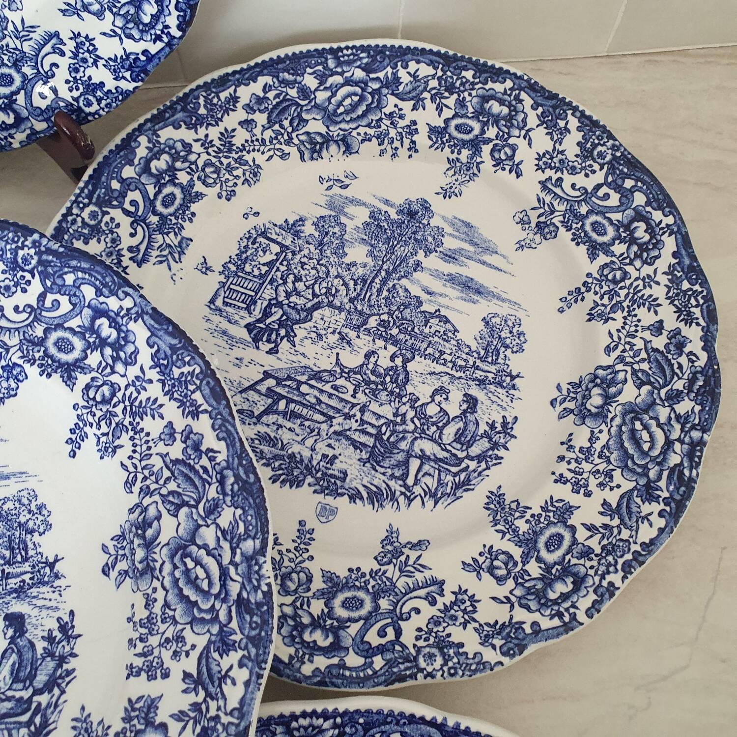 6 earthenware plates with floral and pastoral scene motifs