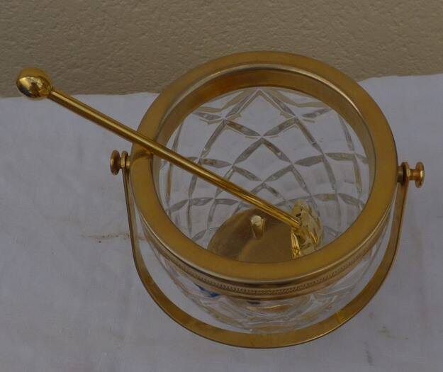 Glass and gold metal ice bucket with its gold metal spoon - Very good condition