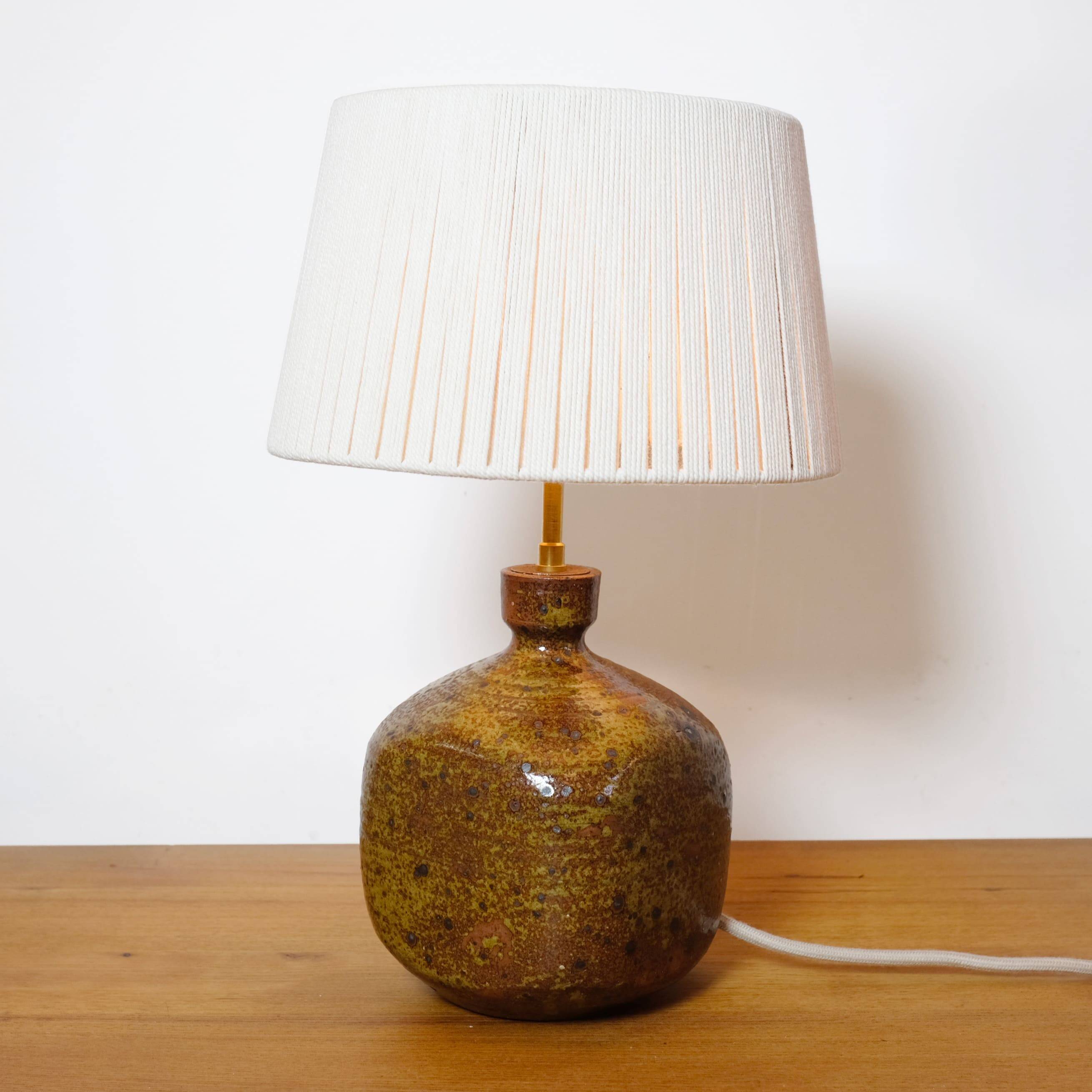 Lampe en grès quadrangulaire et son abat-jour en corde.