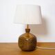 Lampe en grès quadrangulaire et son abat-jour en corde.