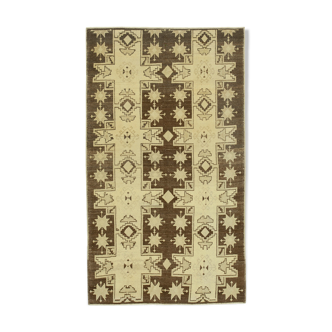 1950s hand-knotted turkish beige rug 135 cm x 236 cm