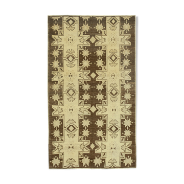 1950s hand-knotted turkish beige rug 135 cm x 236 cm