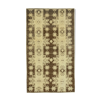 Tapis beige turc noué à la main des années 1950 135 cm x 236 cm