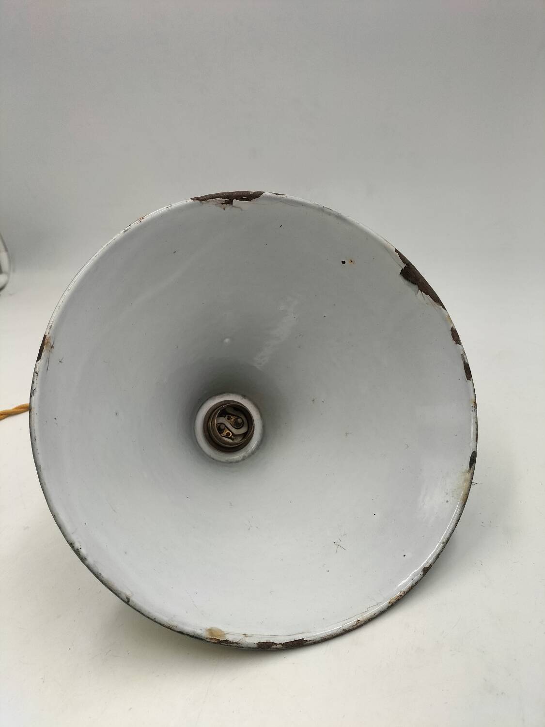Enamelled sheet metal cone suspension
