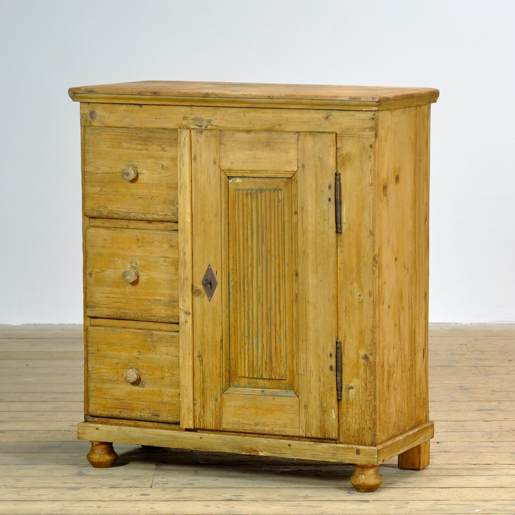 Cabinet en pin, vers 1900