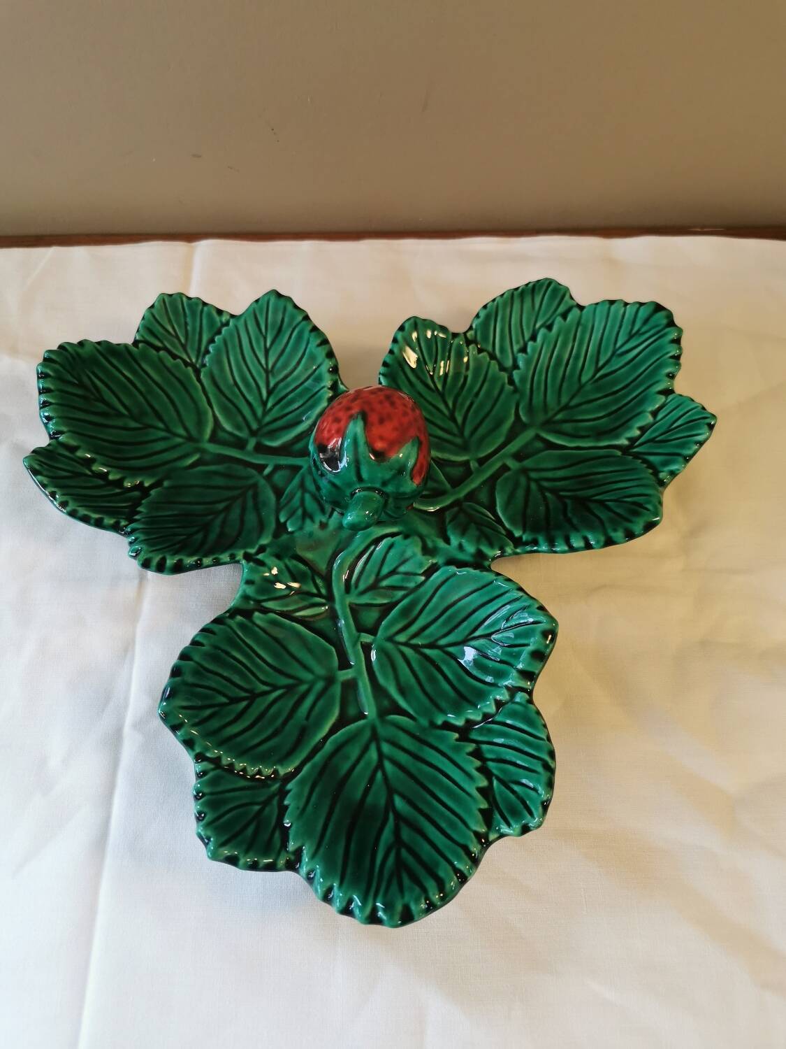 Plat vintage Barbotine fraisier Vallauris.