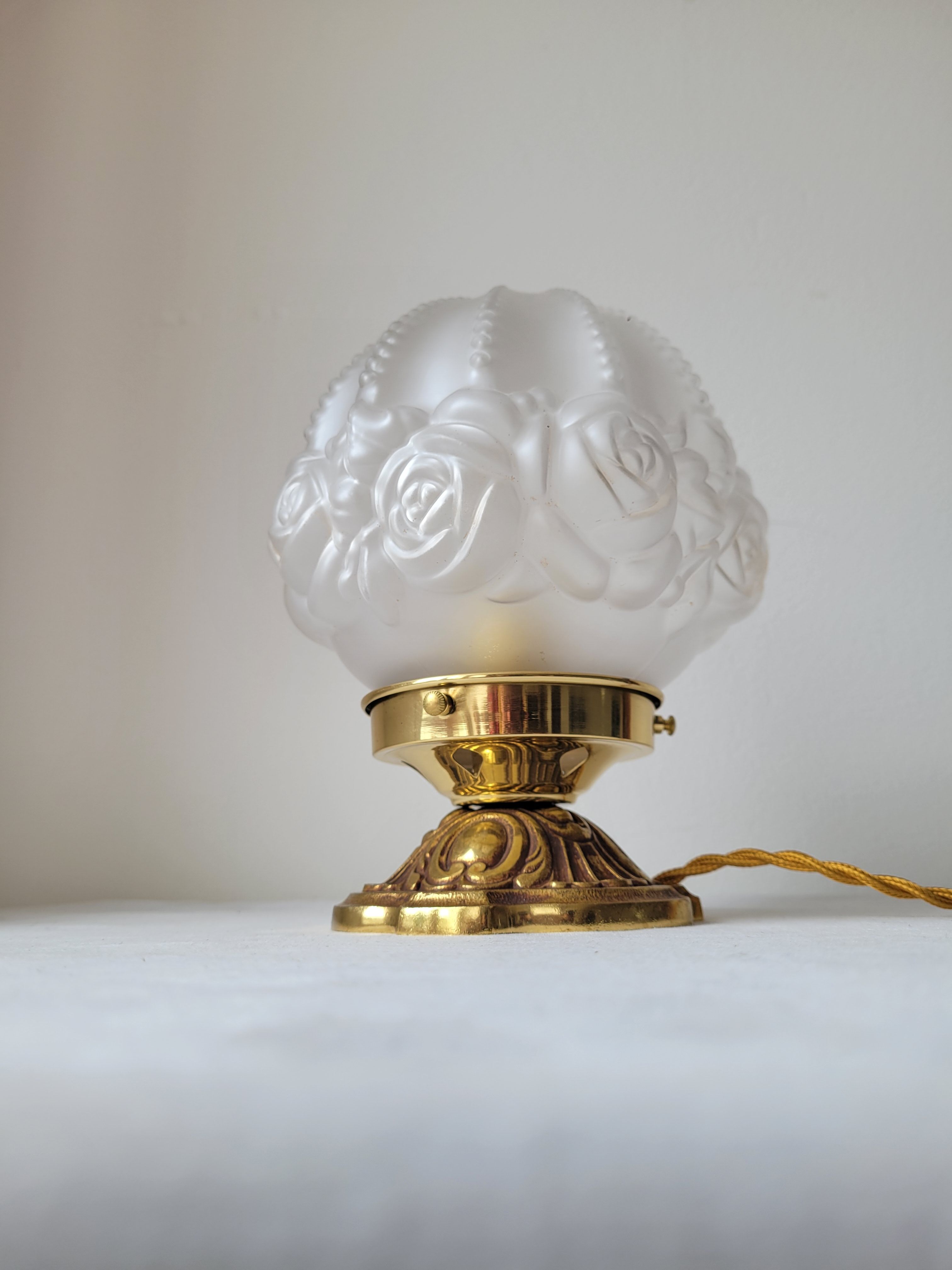 Art deco lamp in bronze and frosted glass