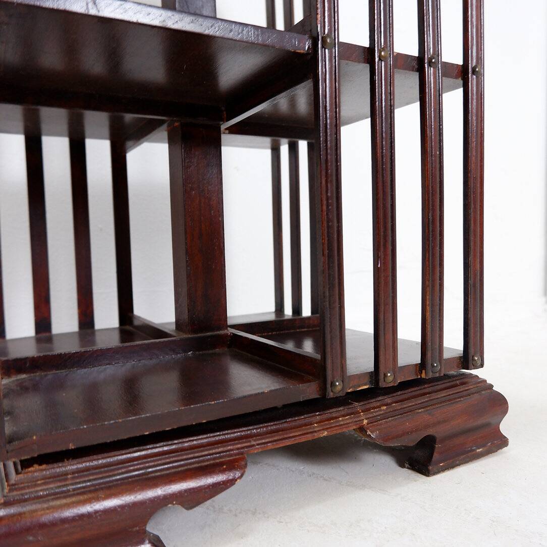 Table d'appoint en bois dur et bibliothèque tournante Vintage Sheraton Revival