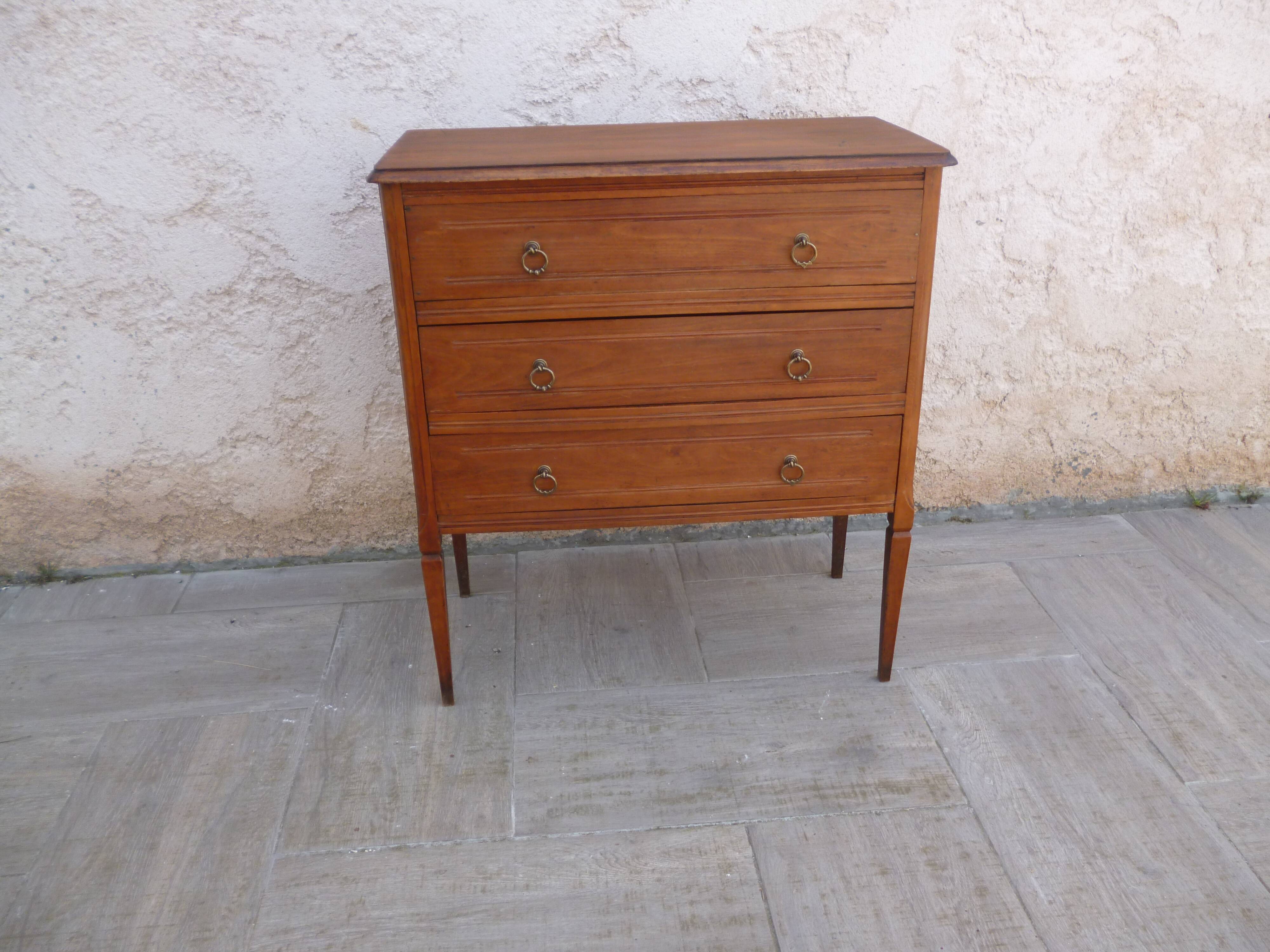 Style Louis XVI dresser