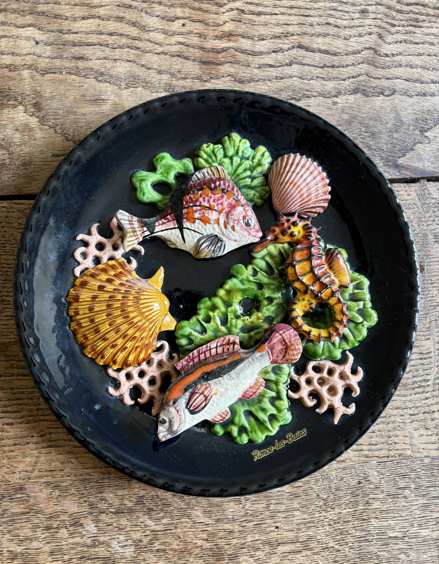 Assiette vintage décorative en barbotine