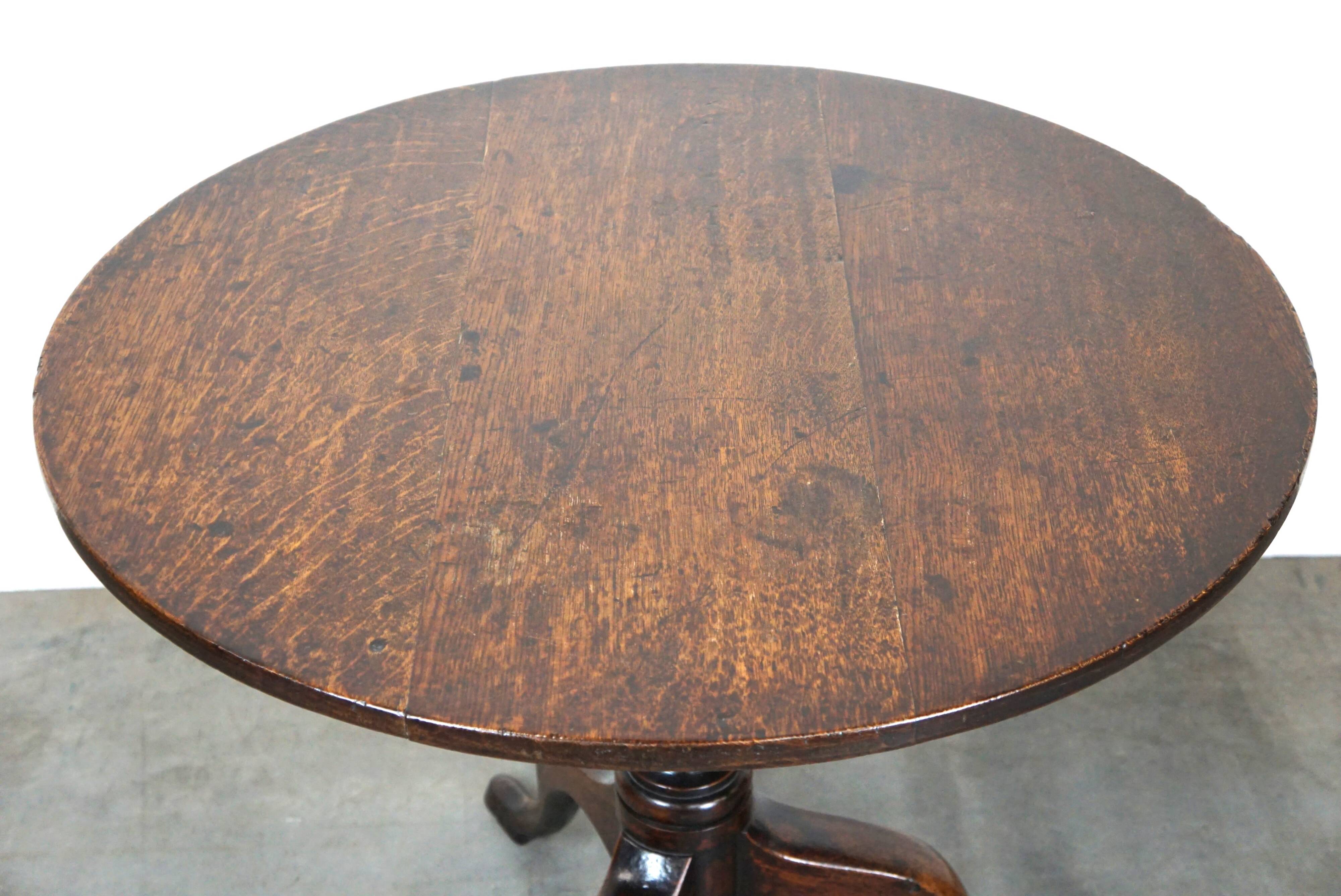 Round antique English oak tilt-top table with wonderful colors