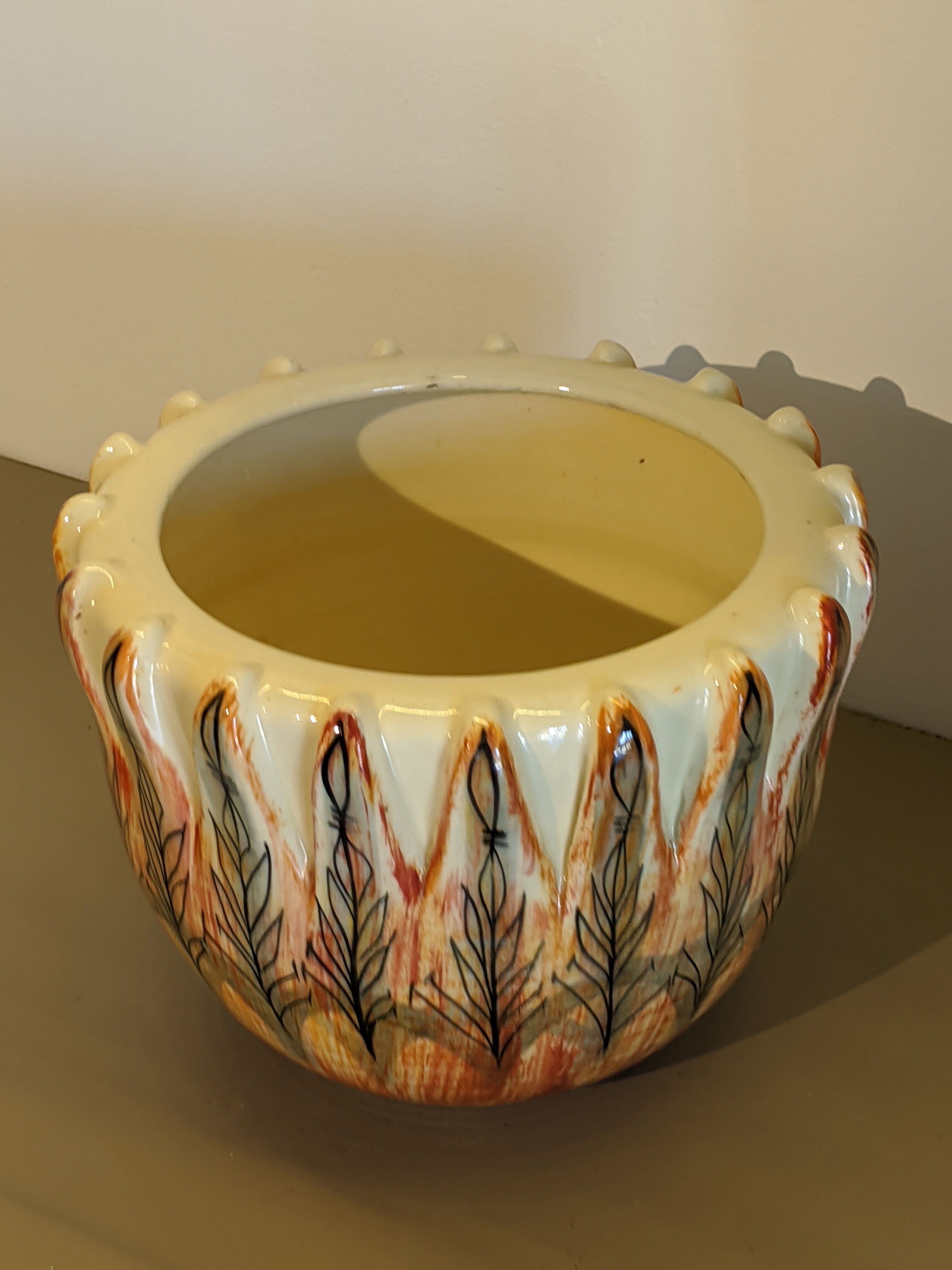 Pot with floral details