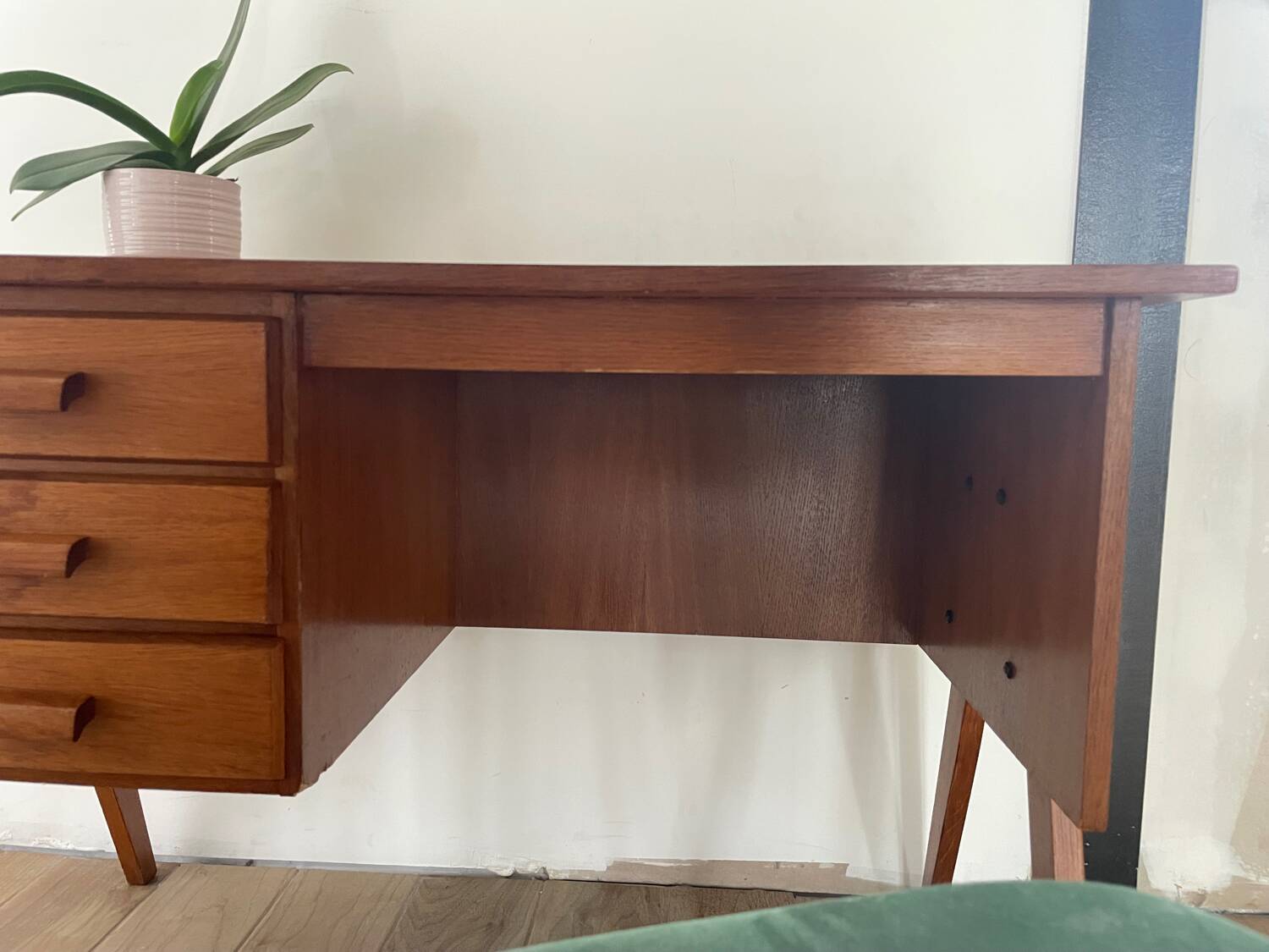 Bureau en chêne, piètement compas, 3 tiroirs, années 60