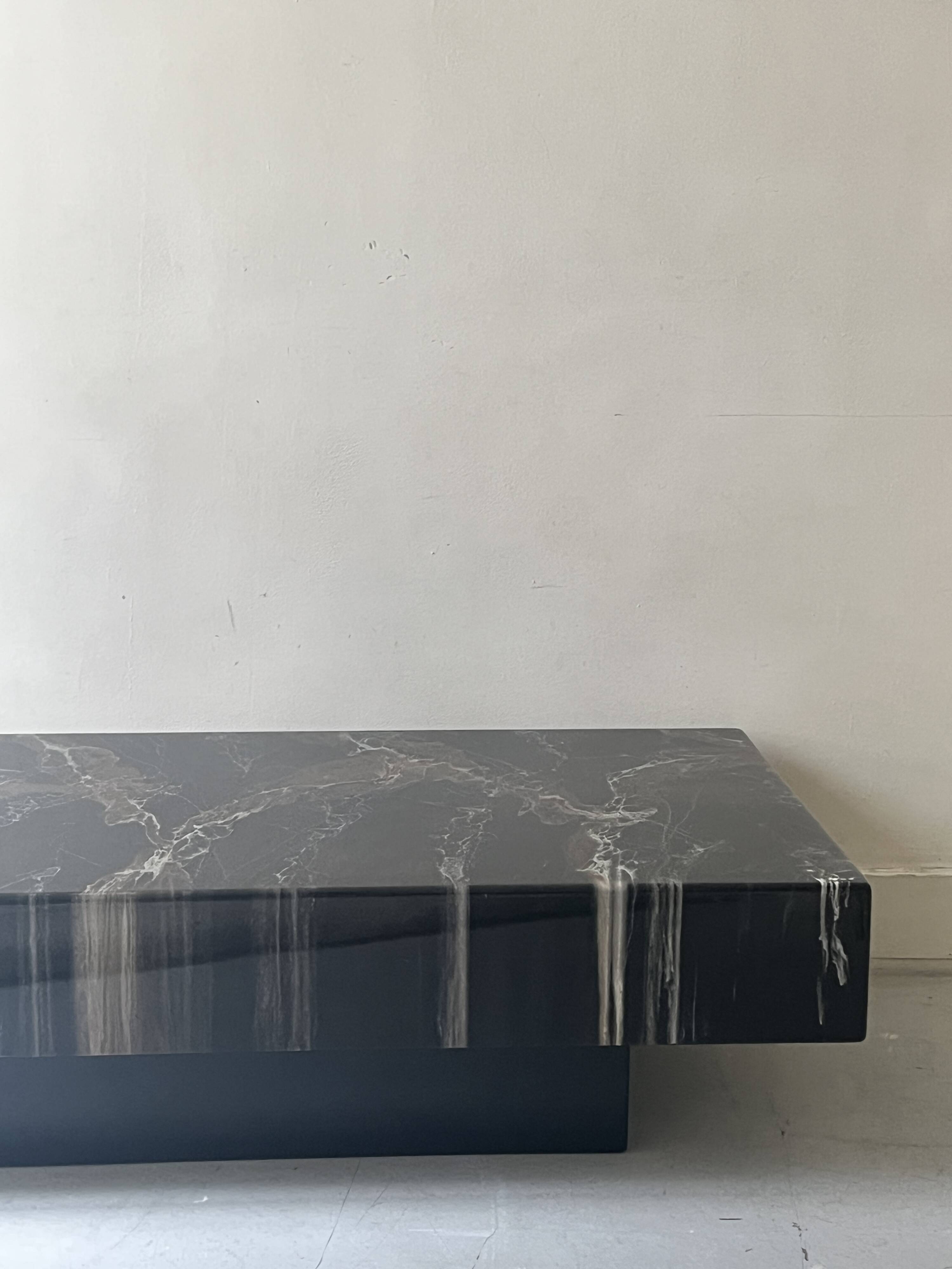 Table basse rectangulaire en résine marbre, design vers 1970
