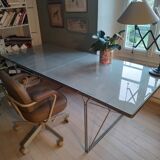 Table Moment du designer Niels Gammelgaard pour Ikea