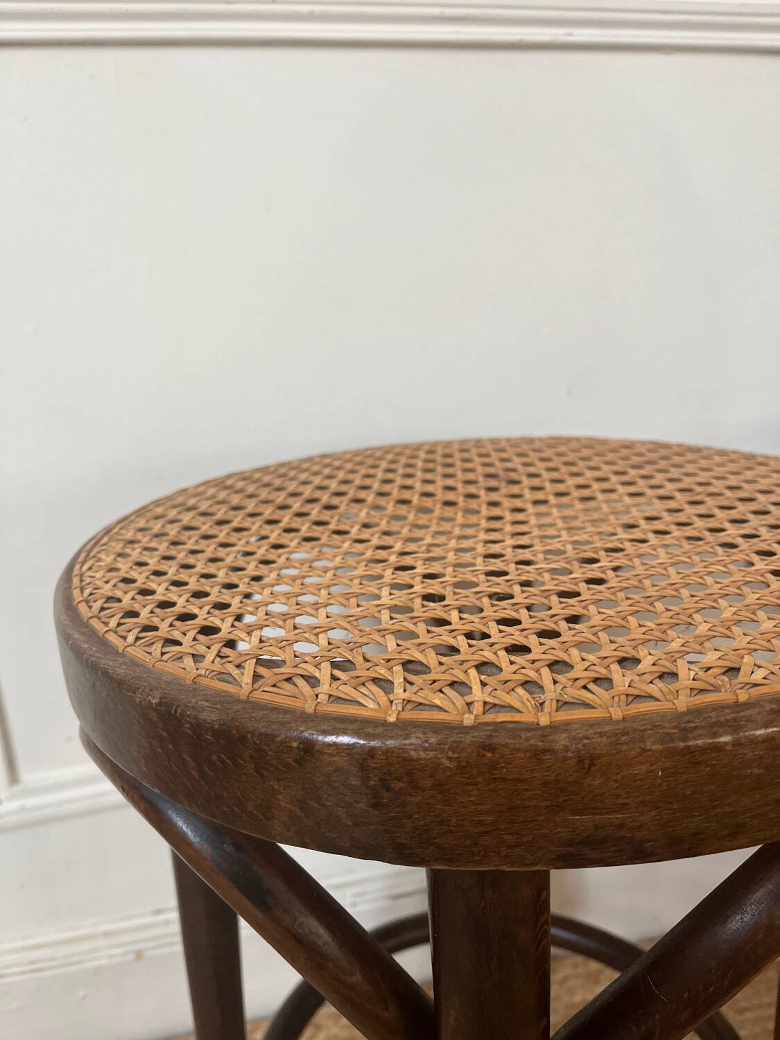 Paire de tabourets viennois bois courbe et cannage années 50