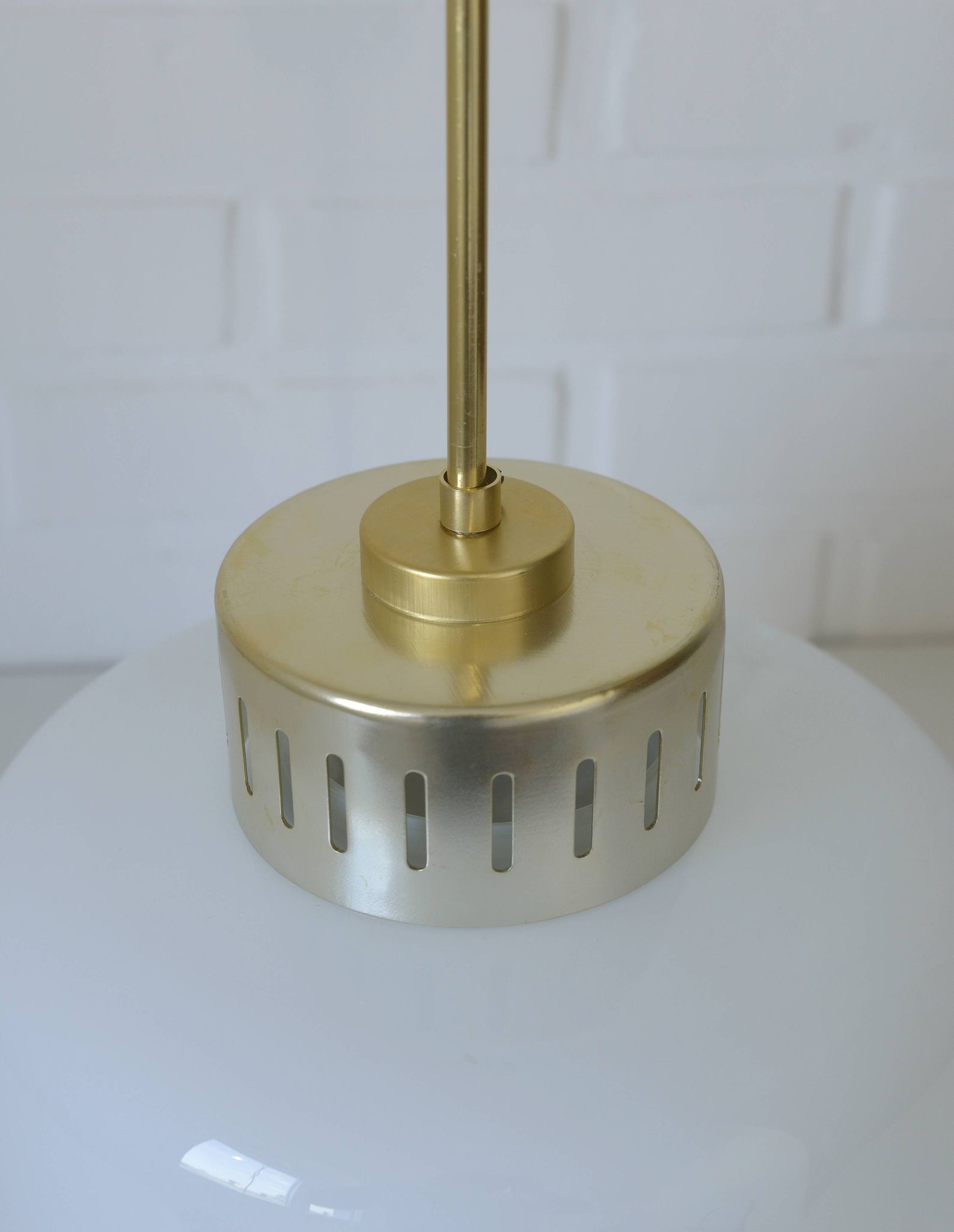 Suspension scandinave vintage / Lustre blanc de style moderne du milieu du siècle