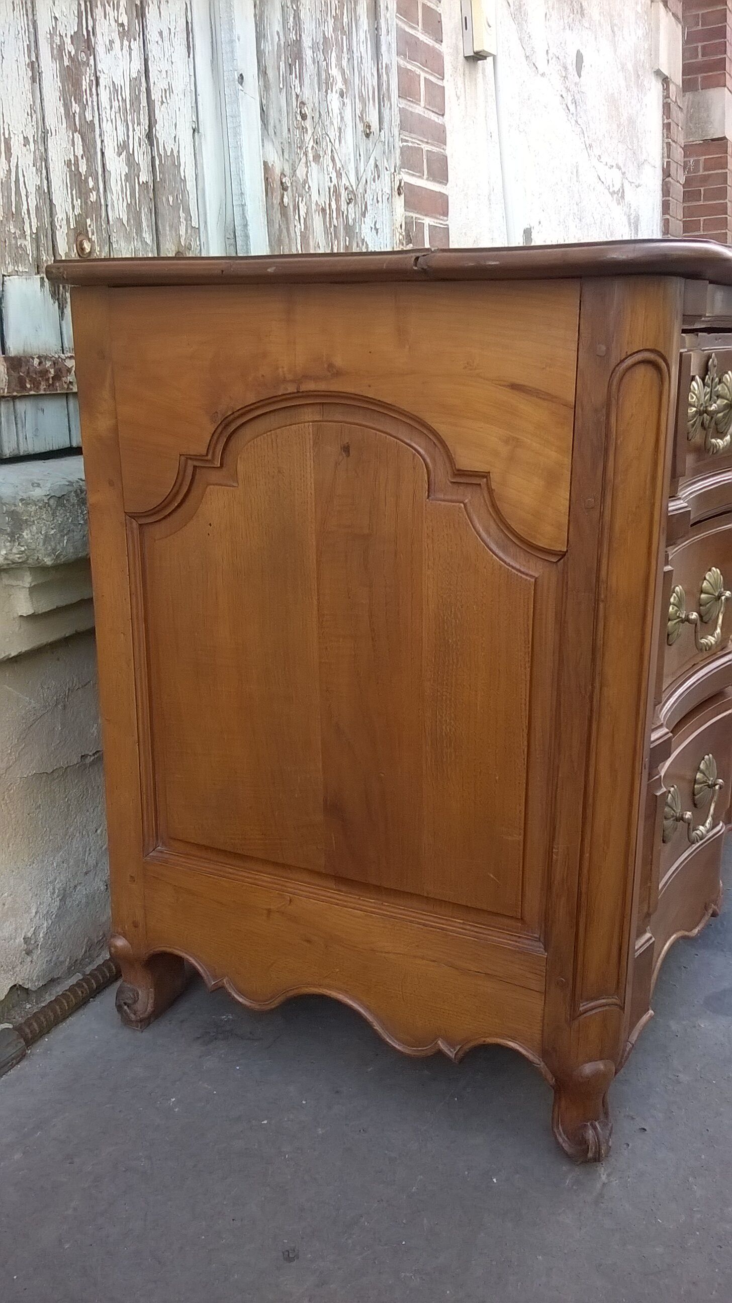 Commode arbalète en noyer XVlle, Louis XV