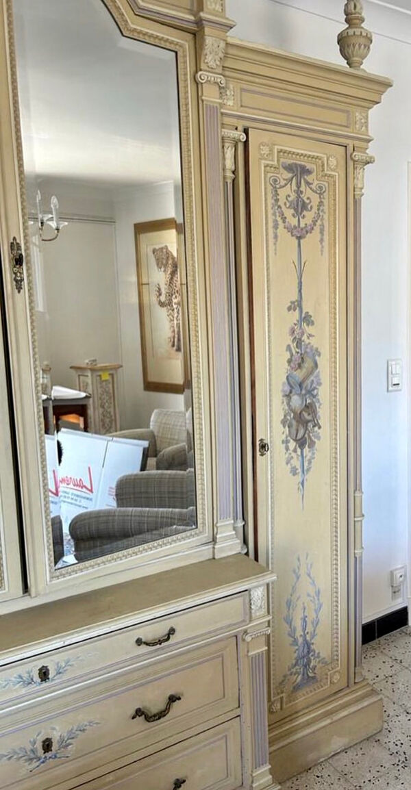 Armoire Laquée de Style Louis XVI