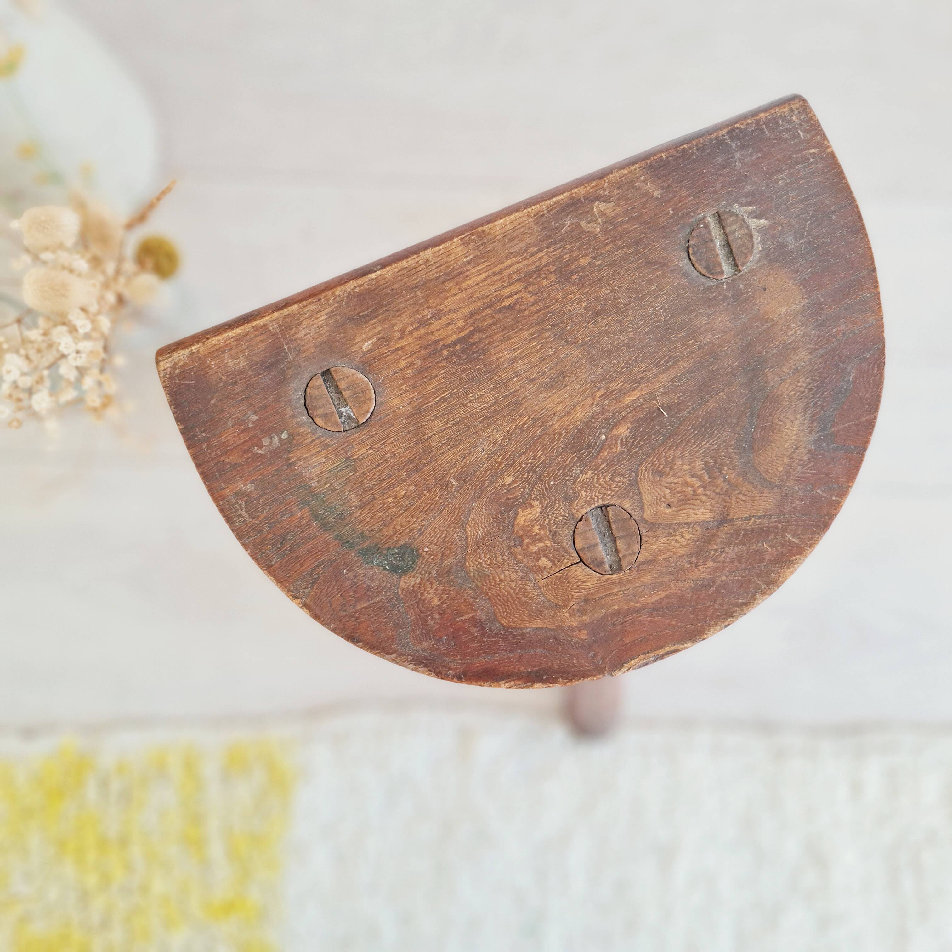 Tabouret tripode en bois massif - porte plante brutaliste