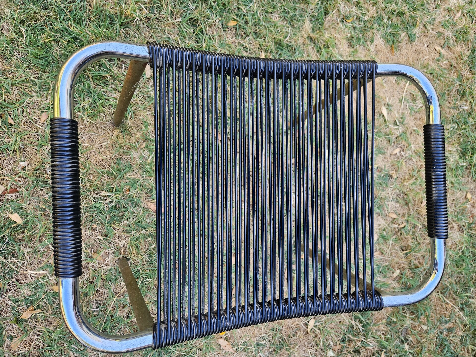 Metal stool in 70s scoubidou wire.