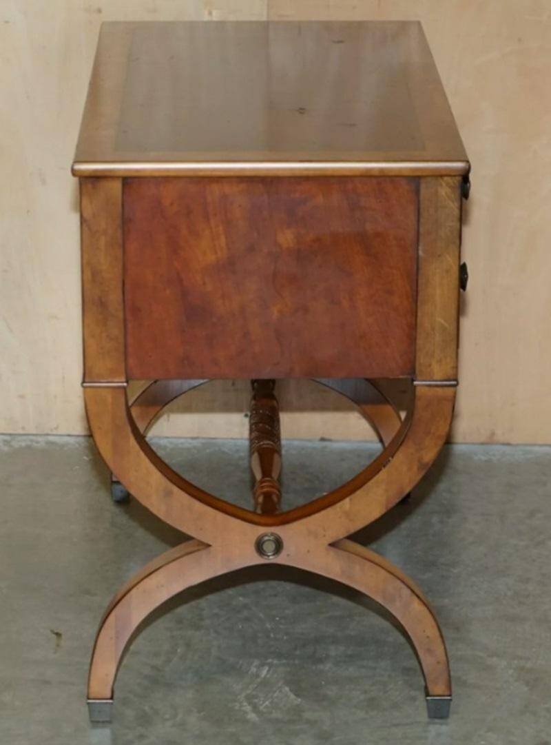 Paire de buffets vintage néoclassique en bois de ronce de chêne