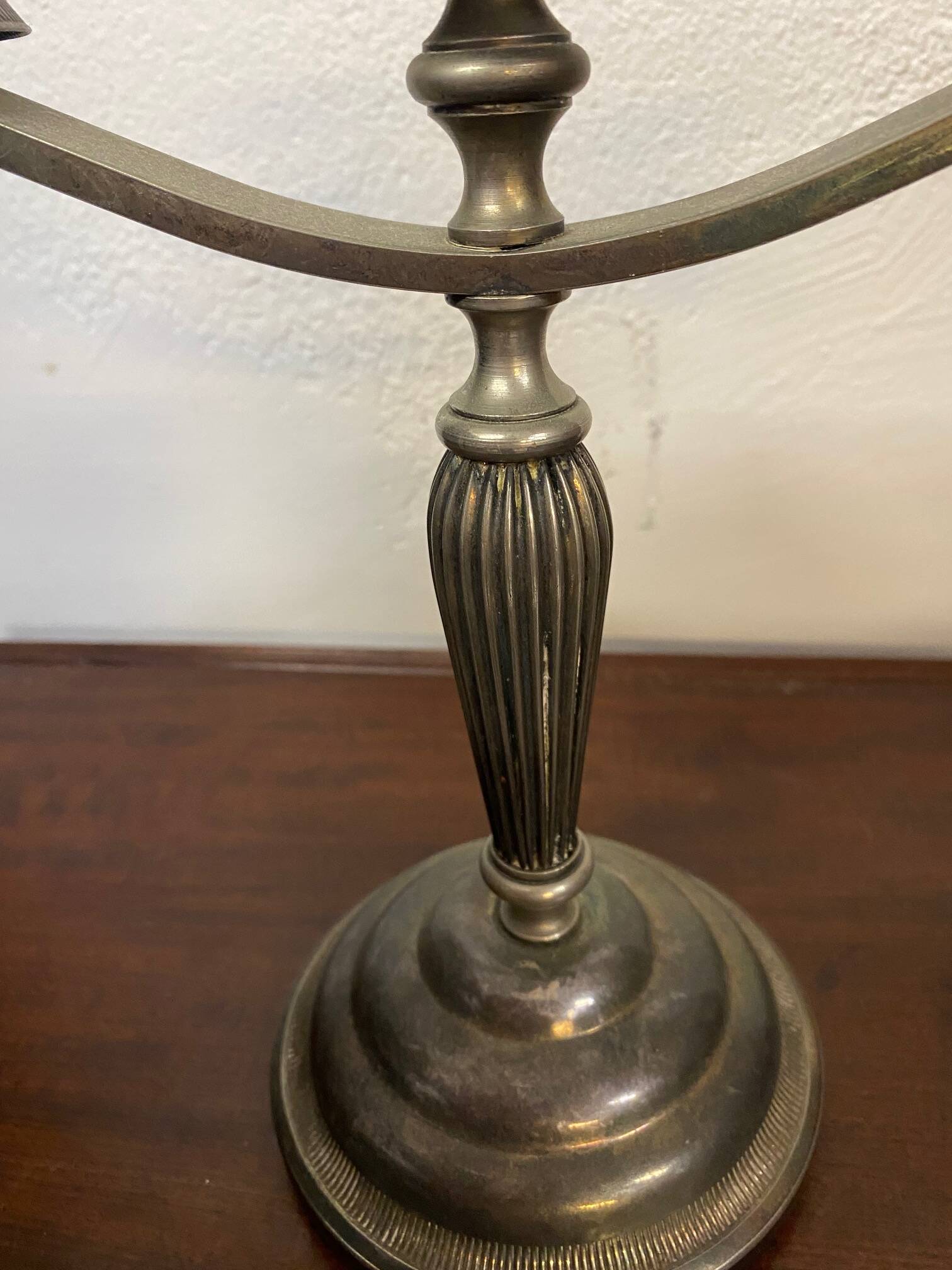 Paire de bougeoirs style art deco en metal argente