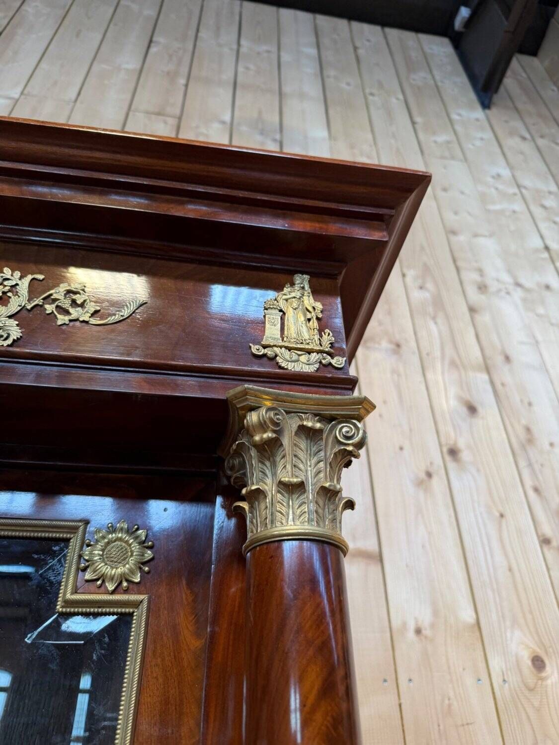Bibliothèque-vitrine deux portes – Époque Empire – Placage acajou, bronzes